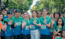 Dàn hoa hậu, nghệ sĩ chạy tại Bờ Hồ