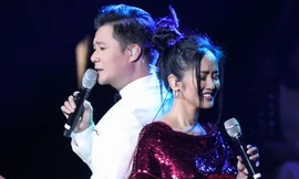 Quang Dũng hôn má khán giả nữ