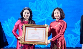 Nhà hát Múa rối Thăng Long đón Huân chương Lao động hạng Ba