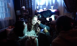 Bảo Thanh được sơ cứu khi bị chảy máu trong cảnh quay cuối