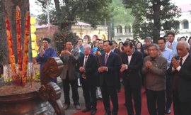 Dâng hương khai xuân tưởng nhớ các bậc tiên đế ở Hoàng thành Thăng Long