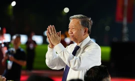 Tổng Bí thư, Chủ tịch nước Tô Lâm và khán giả đứng lên vỗ tay, hát vang 'Như có Bác trong ngày vui đại thắng'