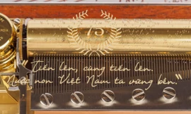 "Tiến quân ca" được đưa vào hộp nhạc xa xỉ