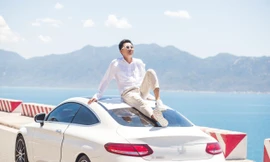 Xuân Nghị tạo dáng bên xế hộp tiền tỷ