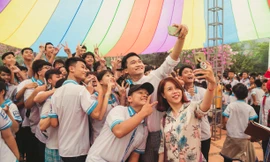 Học sinh trường phổ thông Hermann Gmeiner hào hứng gặp Xuân Nghị