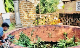 Giếng cổ bị bột màu phủ kín. Ảnh: Đỗ Doãn Hoàng