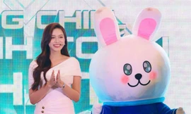 Bất ngờ với hình ảnh 'cười để thanh toán" của Hoa hậu Đỗ Thị Hà 