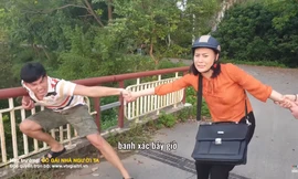 Phương Oanh bị hai chàng trai giằng co