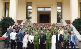 Bộ Công an tặng bằng khen cho đoàn phim ‘Phố trong làng’