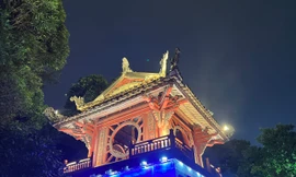 Văn Miếu lộng lẫy, khác biệt trong tour đêm