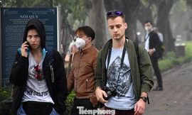 Thống kê được hơn 3.200 khách quốc tế mắc kẹt ở Việt Nam vì COVID-19. Ảnh: HOÀNG MẠNH THẮNG