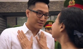 Trần Bạt bị công an dẫn đi