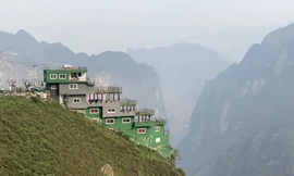 Công trình sai phạm trên đèo Mã Pì Lèng chưa được xử lý. Ảnh: Nguyễn Việt Thanh