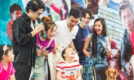 Dàn diễn viên "Nhà trọ Balanha" gặp gỡ người hâm mộ tại Hà N