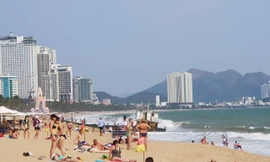 Du khách đến Khánh Hòa có khởi sắc. Ảnh: HOÀNG VINH