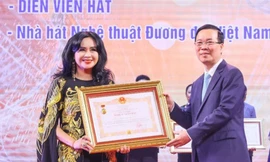 Khoảnh khắc gần 400 nghệ sĩ xúc động nhận danh hiệu NSND, NSƯT