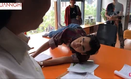 Xuân Nghị phải giả dại hòng giúp Nhiên câu giờ trong "Nhà trọ Balanha"