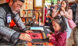 50 ông đồ bày mực tàu giấy đỏ cho chữ ở Văn Miếu 