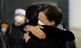 NSND Lê Khanh nghẹn ngào trong lễ tang nhạc sĩ Phú Quang.