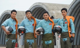 Bốn thầy trò phi công trong "Yêu hơn cả bầu trời". Ảnh: VFC