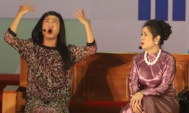 NSND Hồng Vân gây thích thú tại bế mạc liên hoan sân khấu