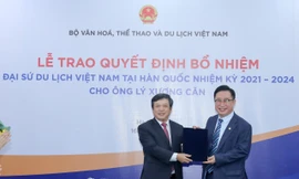 Lãnh đạo Bộ VHTTDL trao quyết định cho ông Lý Xương Căn.