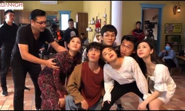 Đạo diễn Khải Anh đánh vật sắp xếp từng diễn viên quay MV