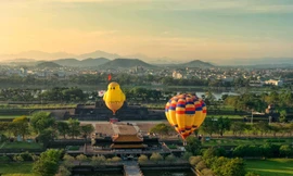 Khinh khí cầu ngắm cố đô Huế từ bầu trời