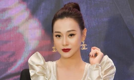 Phương Oanh khoe eo thon, chân dài