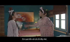 Nhiên và Nhi cãi nhau, động chân động tay