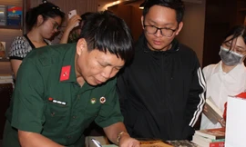 Nhà văn Đặng Vương Hưng: 'Càng sưu tầm thư chiến trường càng thấy mắc nợ'