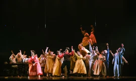 Đưa "Những người khốn khổ" lưu diễn trong gần 2 tháng