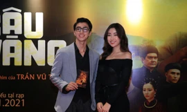 Hoa hậu Đỗ Mỹ Linh, diễn viên Bình An cùng dàn nghệ sĩ chúc mừng ê kíp "Cậu Vàng"