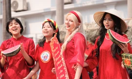 Sinh viên nước ngoài xúng xính áo dài Tết Việt