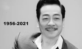 Gia đình chuẩn bị hoa cho khách đến viếng NSND Hoàng Dũng