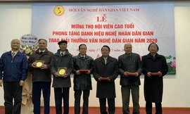 Hội Văn nghệ Dân gian Việt Nam trao tặng thưởng và tổ chức mừng thọ cho các hội viên