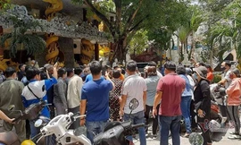 Hàng trăm người dân bức xúc vì tro cốt bị để lộn xộn trong quá trình tu bổ chùa