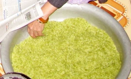 Cốm làng Vòng được nhuộm bằng gì?