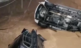 Mưa lũ ở Trung Quốc: Ô tô lộn nhào xuống lỗ hổng do sập cầu