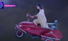 Chỉ có trong phim Ấn Độ: Nữ chính phi xe máy lên Mặt Trăng