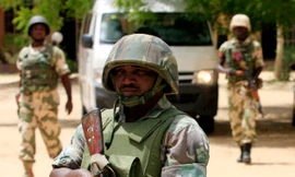 Quân đội canh gác trước trụ sở đài truyền hình nhà nước Nigeria ở Maiduguri, Nigeria. Nhóm khủng bố Boko Haram thường nhằm vào các cơ quan chính phủ nhưng gần đây lại nhắm đến thường dân.