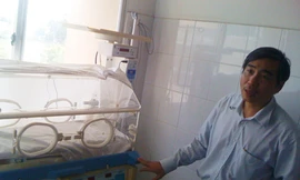 Chiếc lồng ấp trẻ sơ sinh ở BV quận 2 từ thời Liên Xô đã hoen gỉ, khoa Nhi nơi đây vắng tanh Ảnh: L.N