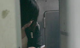 Hành khách bị nhà tàu nhồi vào khu vệ sinh