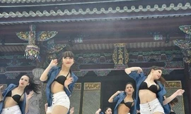 Mặc sexy, nhảy hiphop trước…đền Khổng Tử