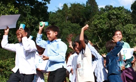 Thật hạnh phúc khi được quan tâm và chia sẻ trong ngày nhận học bổng Đèn Đom Đóm