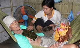 Quên hạnh phúc riêng để nuôi mẹ