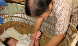 Bé Xòe ốm yếu, bệnh tật được tổ ấm Bình Minh đưa về ngày nào, giờ đã kháu khỉnh, xinh xắn. Ảnh: Ngọc Văn