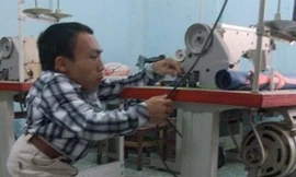 Cảm phục thầy giáo tí hon cao 90cm, nặng chưa đầy 19kg