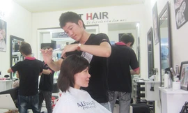 Lương Văn Việt tại cửa hàng Ảnh: Hoàng Lam