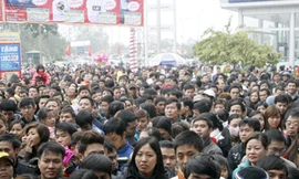 Hàng nghìn người chờ mua hàng khuyến mãi